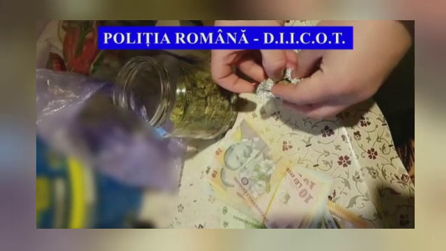 Doi tineri din Târgoviște au fost prinși în flagrant în timp ce vindeau droguri