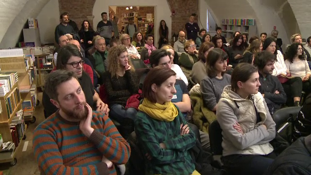 Tema corupției, dezbătută de sibieni într-o librărie, la un ceai