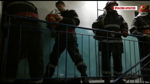 Copil de 7 ani, încuiat în casă de tată, în pericol să cadă de la etaj