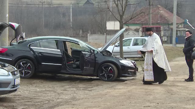 Preoții din Motru au sfințit pe gratis mașinile enoriașilor. Reacția taximetriștilor
