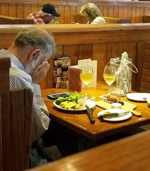 Imaginea virală: Motivul pentru care bărbatul sărbătorește „singur” Valentine's Day