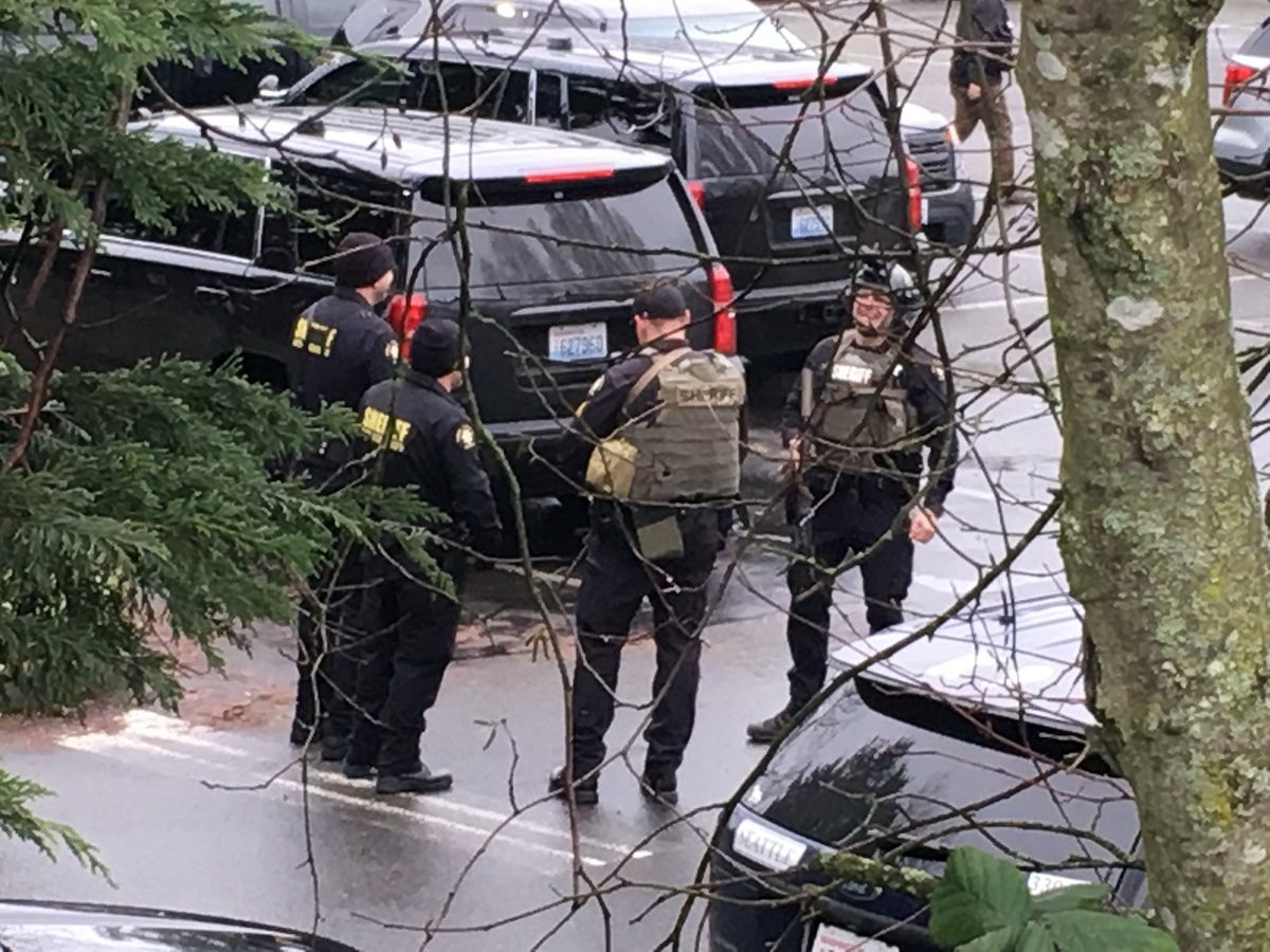 Focuri de armă într-o școală din Washington. Poliția evacuează clădirea