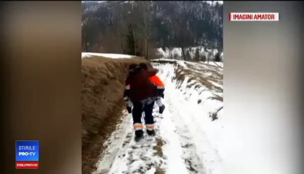 Pățania unui ambulanțier din Alba, după ce a dus în cârcă o bătrână pentru a o salva