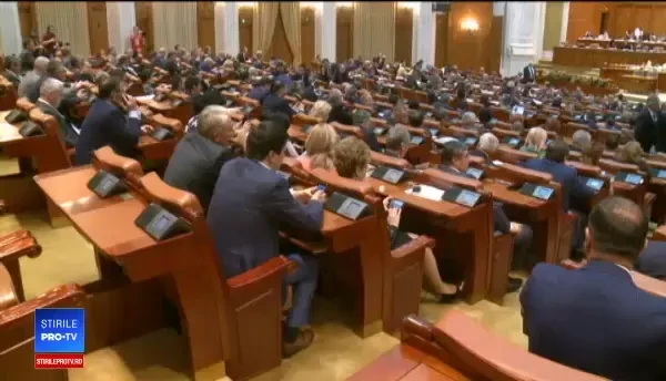 Revoluția fiscală a tăiat salariile unor bugetari, dar le-a mărit pe ale parlamentarilor. Îmi cumpăr costume
