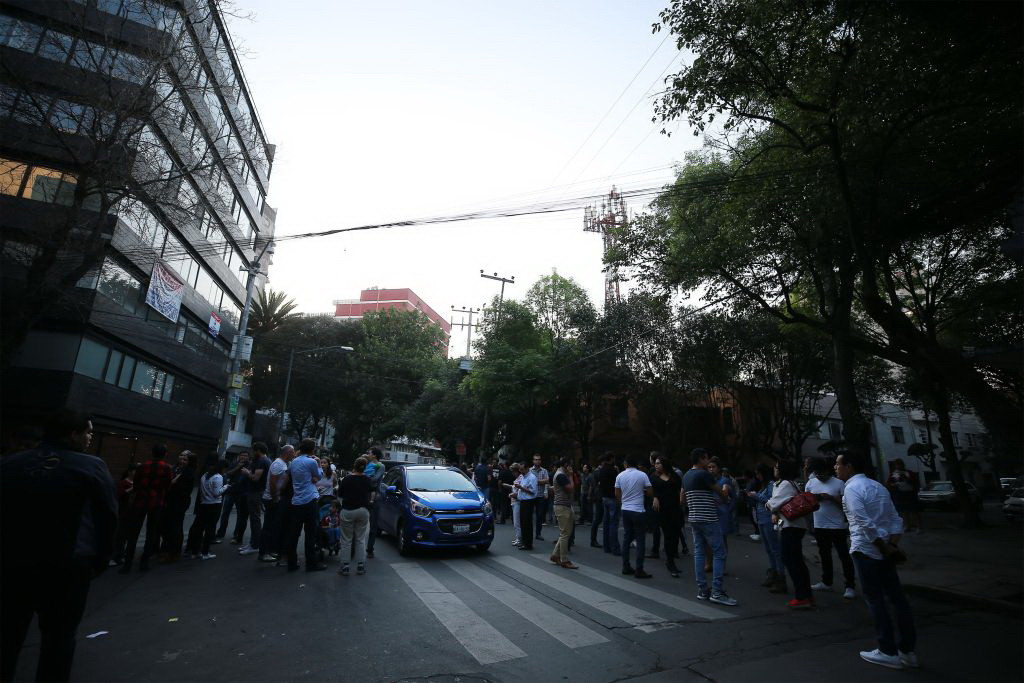 Mărturii după cutremurul puternic din Mexic: ”Am lăsat totul, cu excepția pantofilor și a copilului”