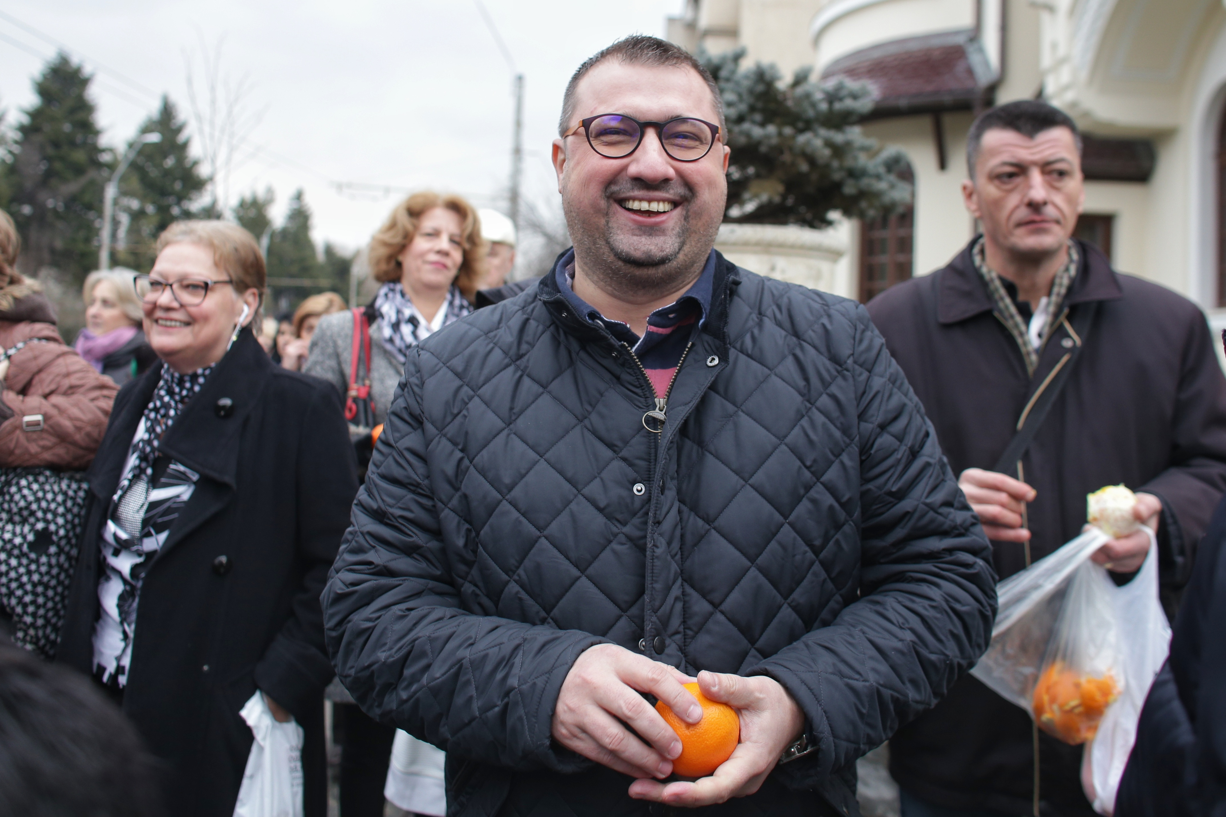 Protest cu portocale în faţa Palatului Cotroceni. Pleșoianu: ”Iohannis, într-o eroare totală”