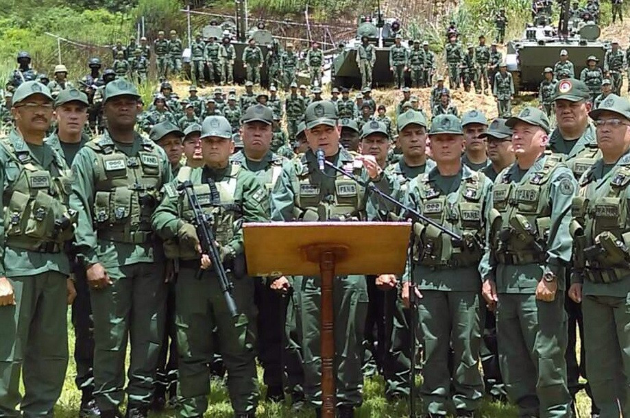 Venezuela face pregătiri de război, după ce a acuzat Columbia că plănuieşte o invazie