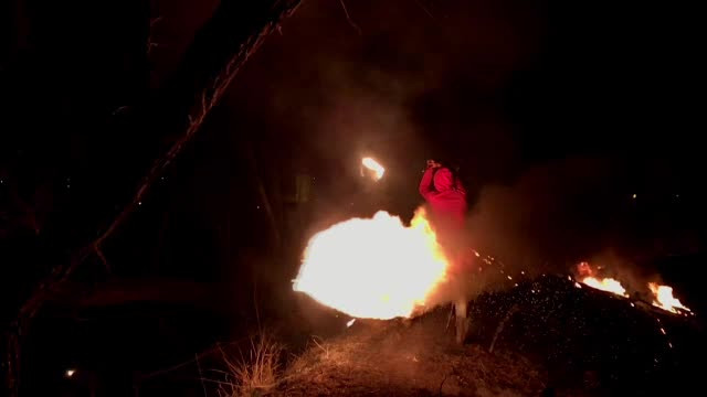 Obicei periculos în Sibiu. Tinerii învârt un cauciuc în flăcări deasupra capului ca să impresioneze fetele