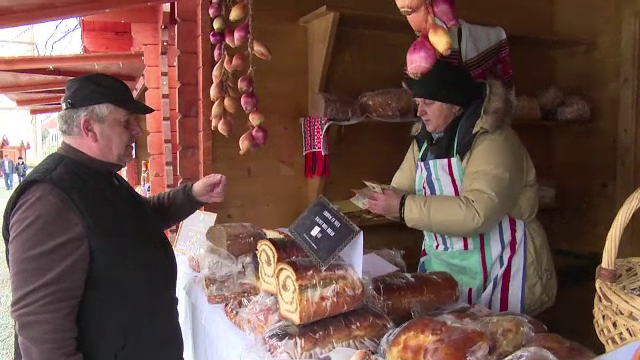 Târgul în care produsele tradiționale sunt epuizate după 2 ore: ”Nu pun nevasta la gătit, copilul e sănătos”