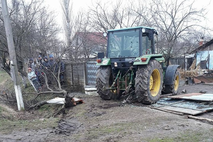 Fată prinsă sub un copac în Teleorman, după ce un tractor a rupt arborele