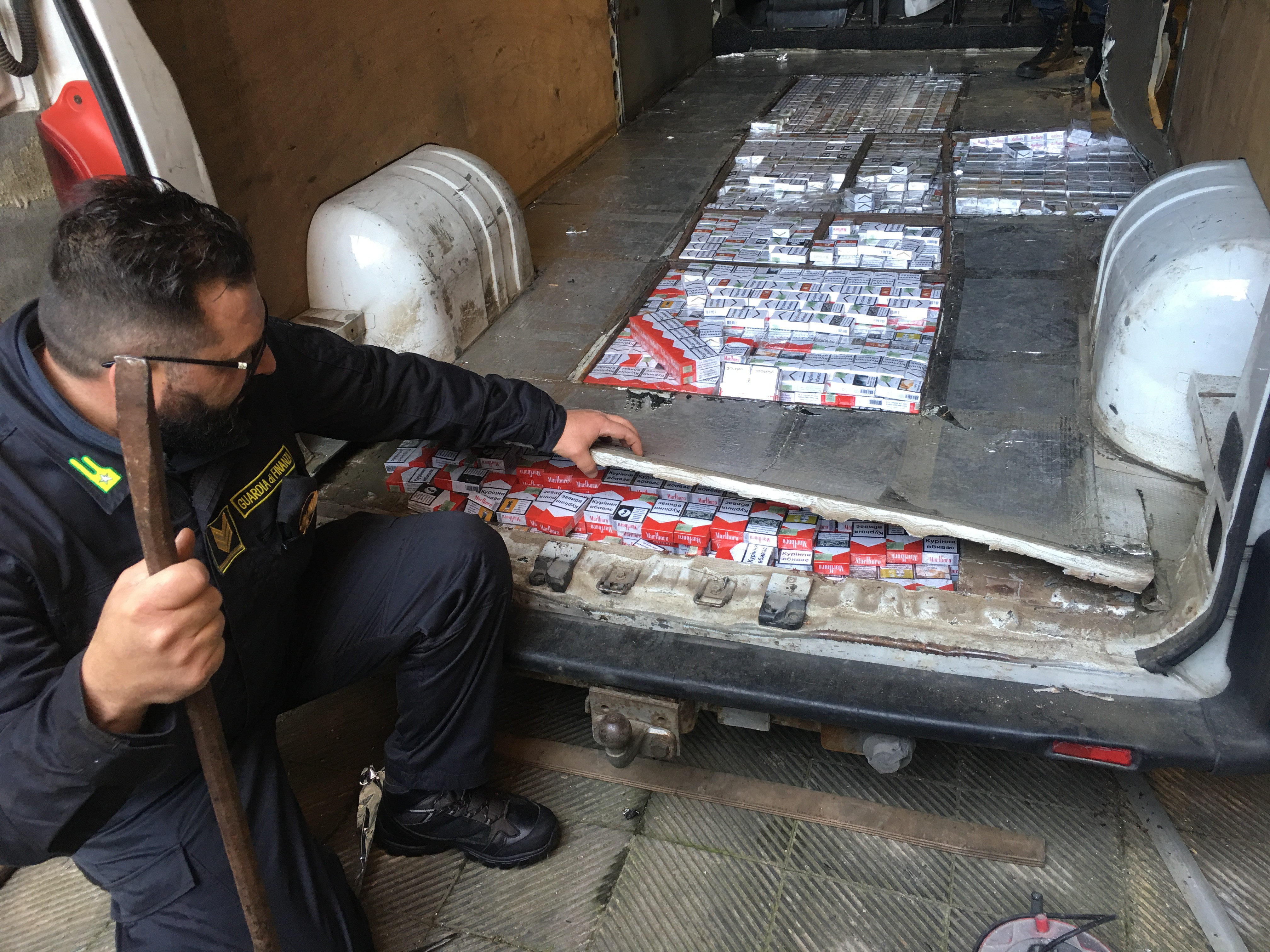 Trei rom&acirc;ni din Italia, opriţi pentru că mergeau cu o furgonetă complet goală. Ce ascundeau