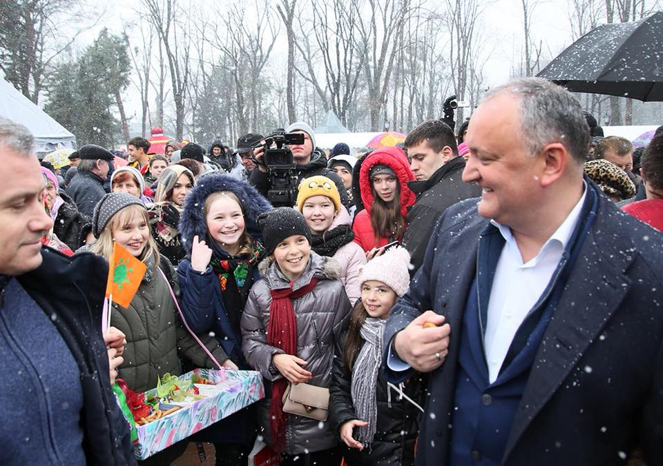 Igor Dodon a donat de ziua sa electrocasnice și rechizite unei familii nevoiașe. FOTO