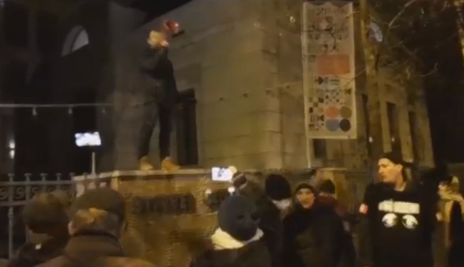 Câteva zeci de persoane au protestat în faţa DNA, cerând demisia Codruţei Kovesi