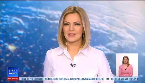 Obicei periculos în Sibiu. Tinerii învârt un cauciuc în flăcări deasupra capului ca să impresioneze fetele