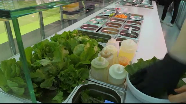 Salate preparate din verdețuri care cresc sub privirile clienților, într-un restaurant din Berlin