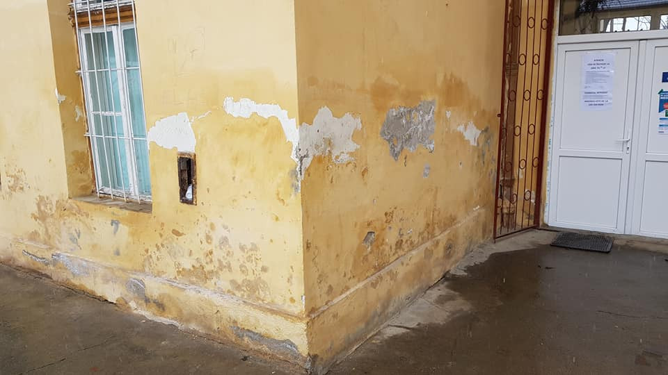 Pereți mucegăiți și plini de bacterii în clinica Pediatrie 4 din Cluj. Imagini cu clădirea