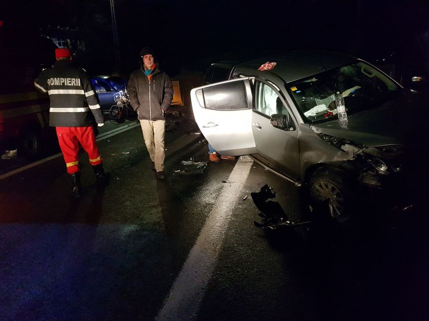 Accident grav pe Valea Oltului. 2 TIR-uri şi 2 maşini s-au ciocnit, trafic blocat total