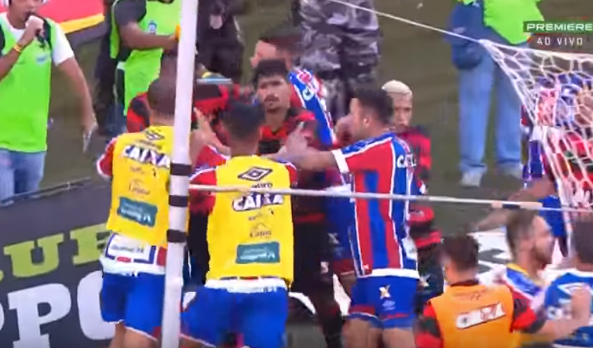 Meci oprit în Brazilia, după o bătaie generală şi după ce o echipă a rămas în şase jucători. VIDEO