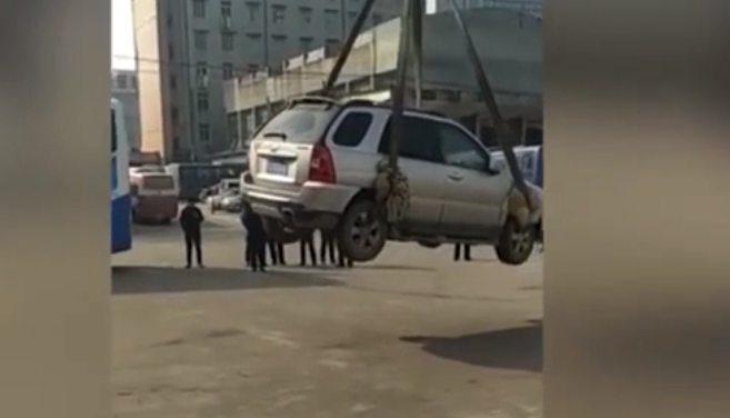Pedeapsa primită de un șofer care și-a parcat mașina într-un loc greșit. VIDEO