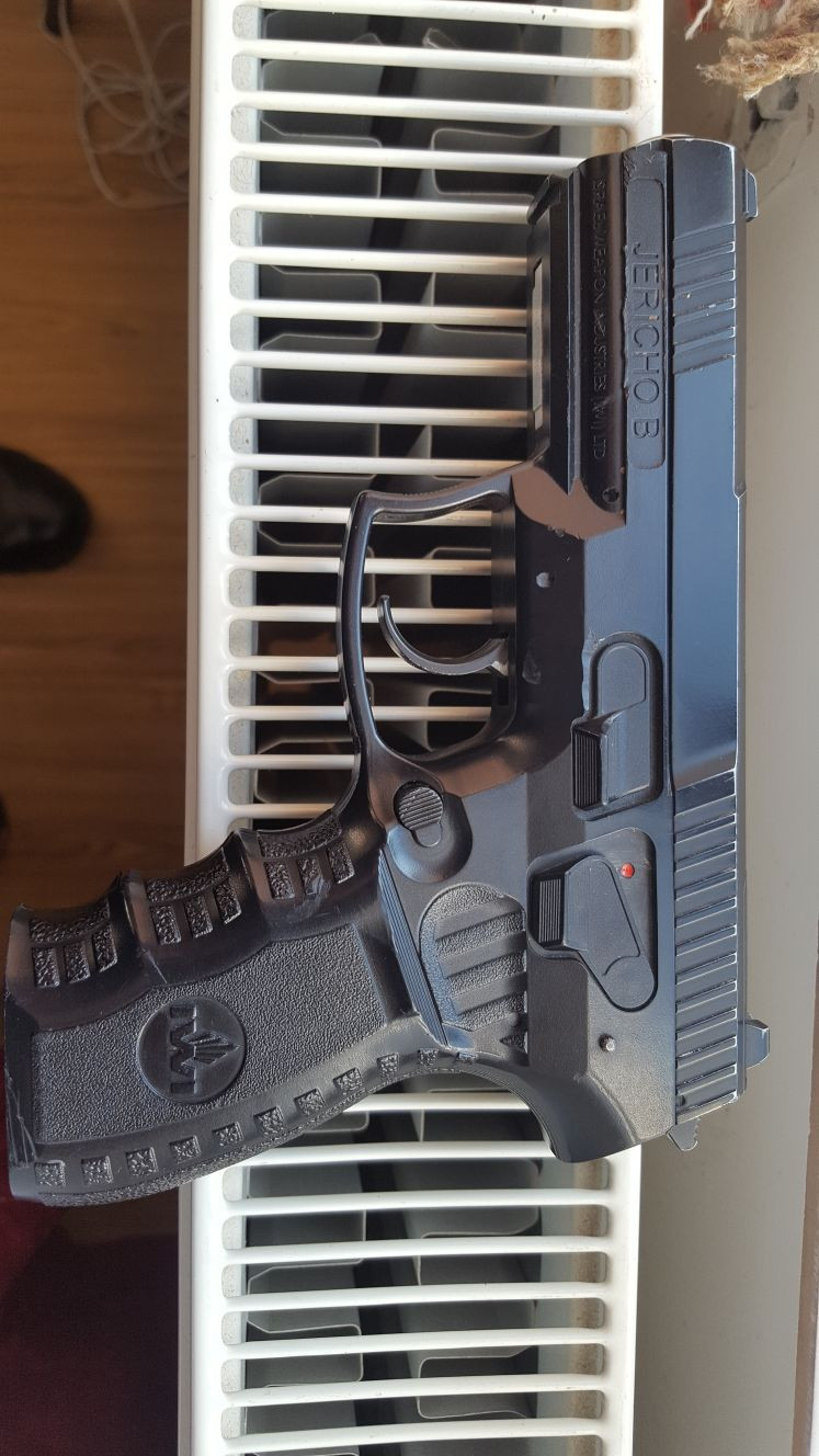 Un elev a pătruns cu un pistol într-un liceu din Arad