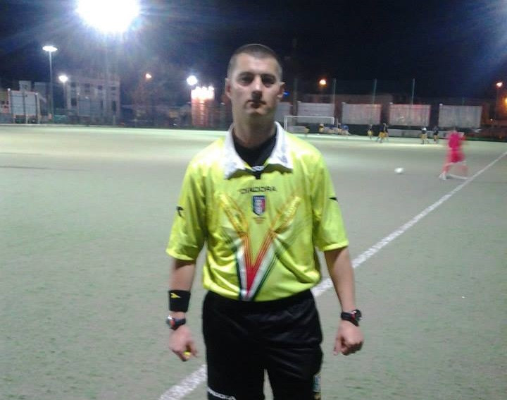 Arbitru român, bătut de un compatriot la un meci de fotbal în Italia. "Îţi crăp capul"