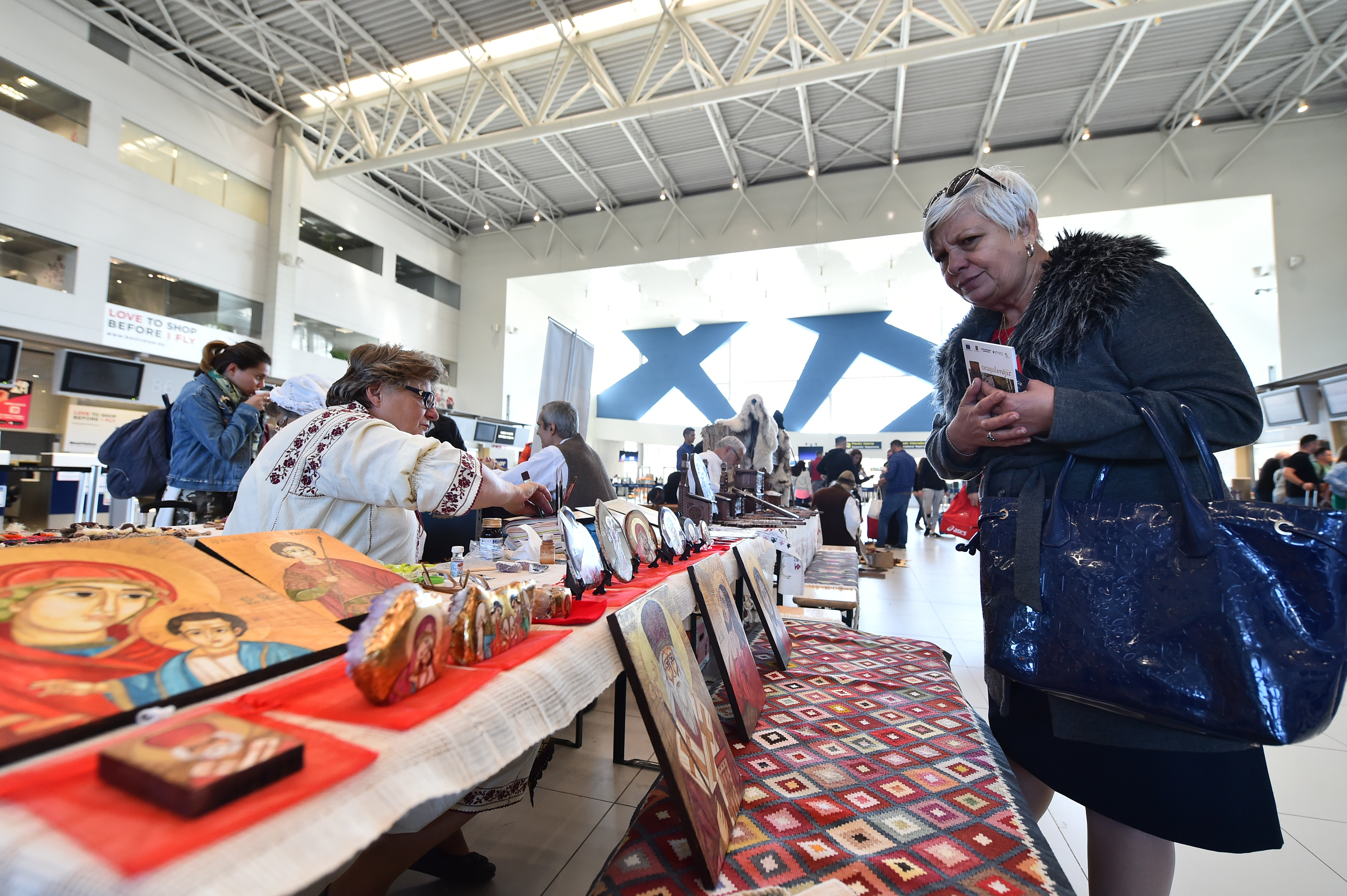 Bărbat reținut după ce a lovit și jefuit o femeie care vindea obiecte bisericești, la o mănăstire din Bacău