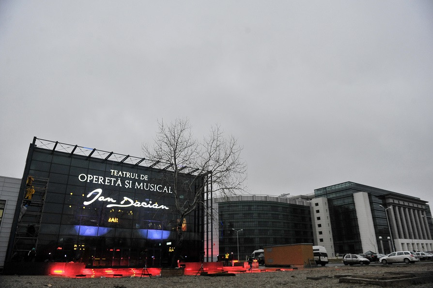 Noua clădire a Operetei, care a costat 13 milioane, nu a funcţionat nici un an. "E pericol de electrocutare"
