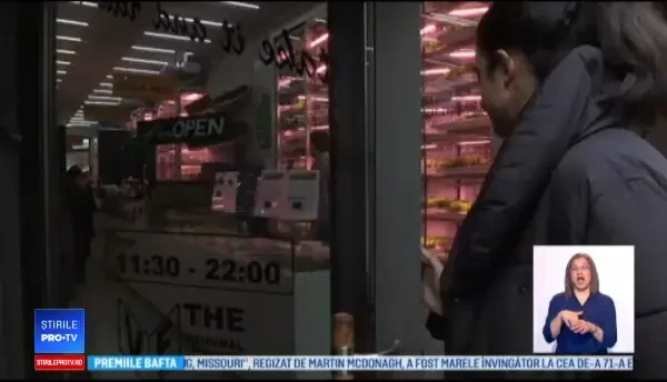 Salate preparate din verdețuri care cresc sub privirile clienților, într-un restaurant din Berlin