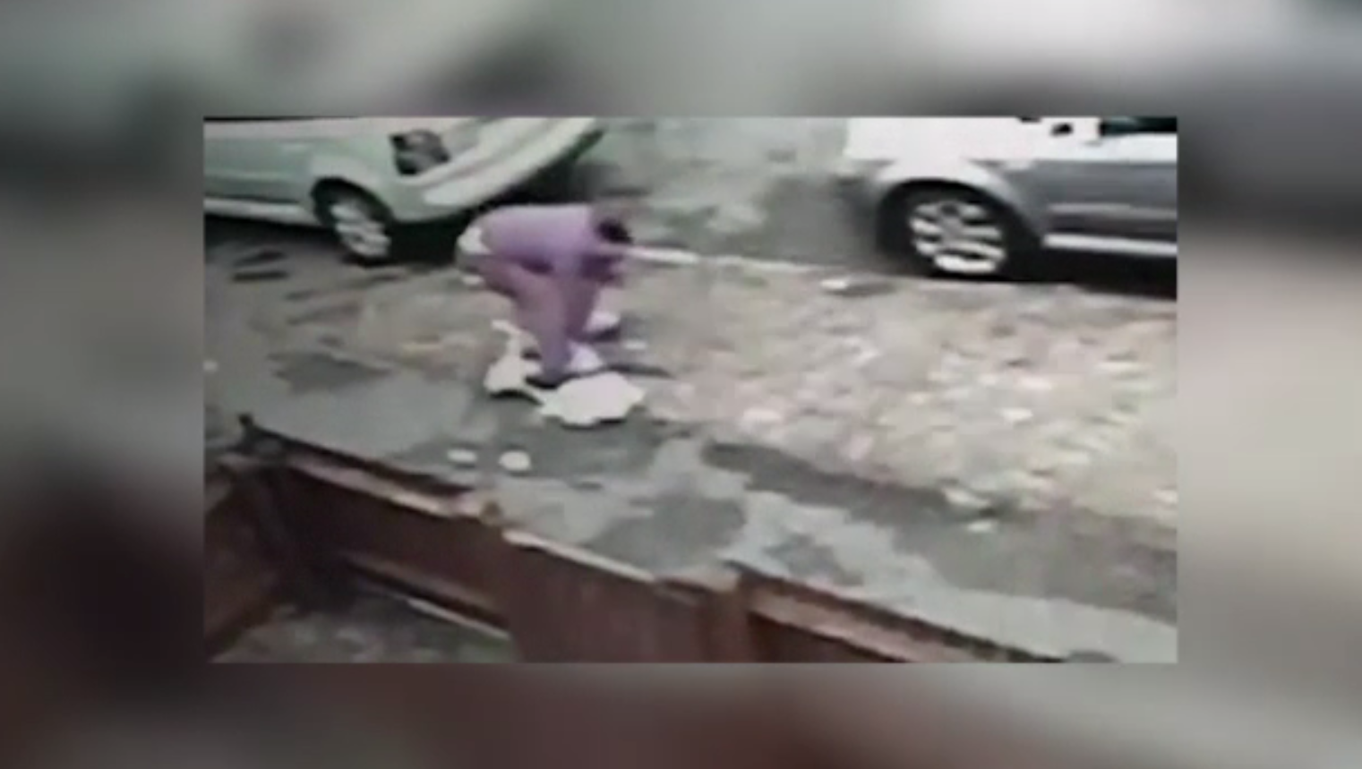 Furt violent în plină stradă. Adolescentă trântită la pământ de un bărbat