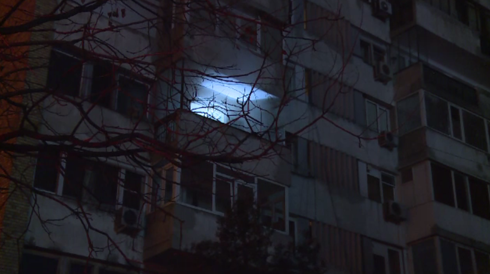 Incendiu puternic într-un bloc din București. O femeie a rămas blocată în balcon din cauza flăcărilor