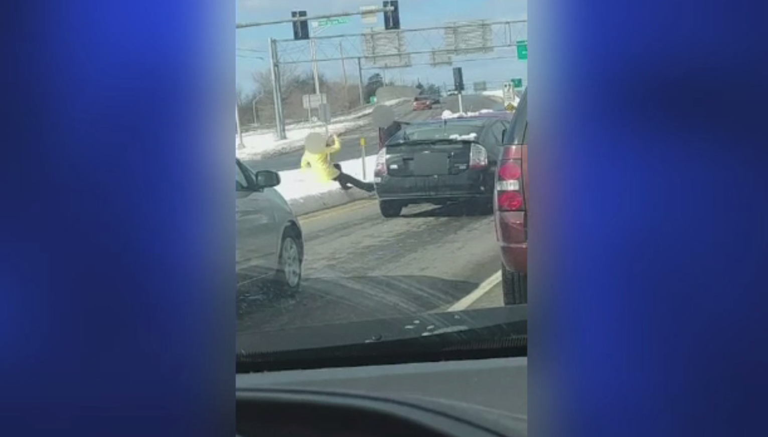 Scenă violentă pe autostradă. O femeie împinsă cu brutalitate de un șofer nervos