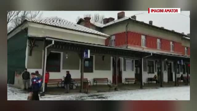 Călătorii unui tren au așteptat aproape 3 ore în 2 gări, din cauza unor defecțiuni
