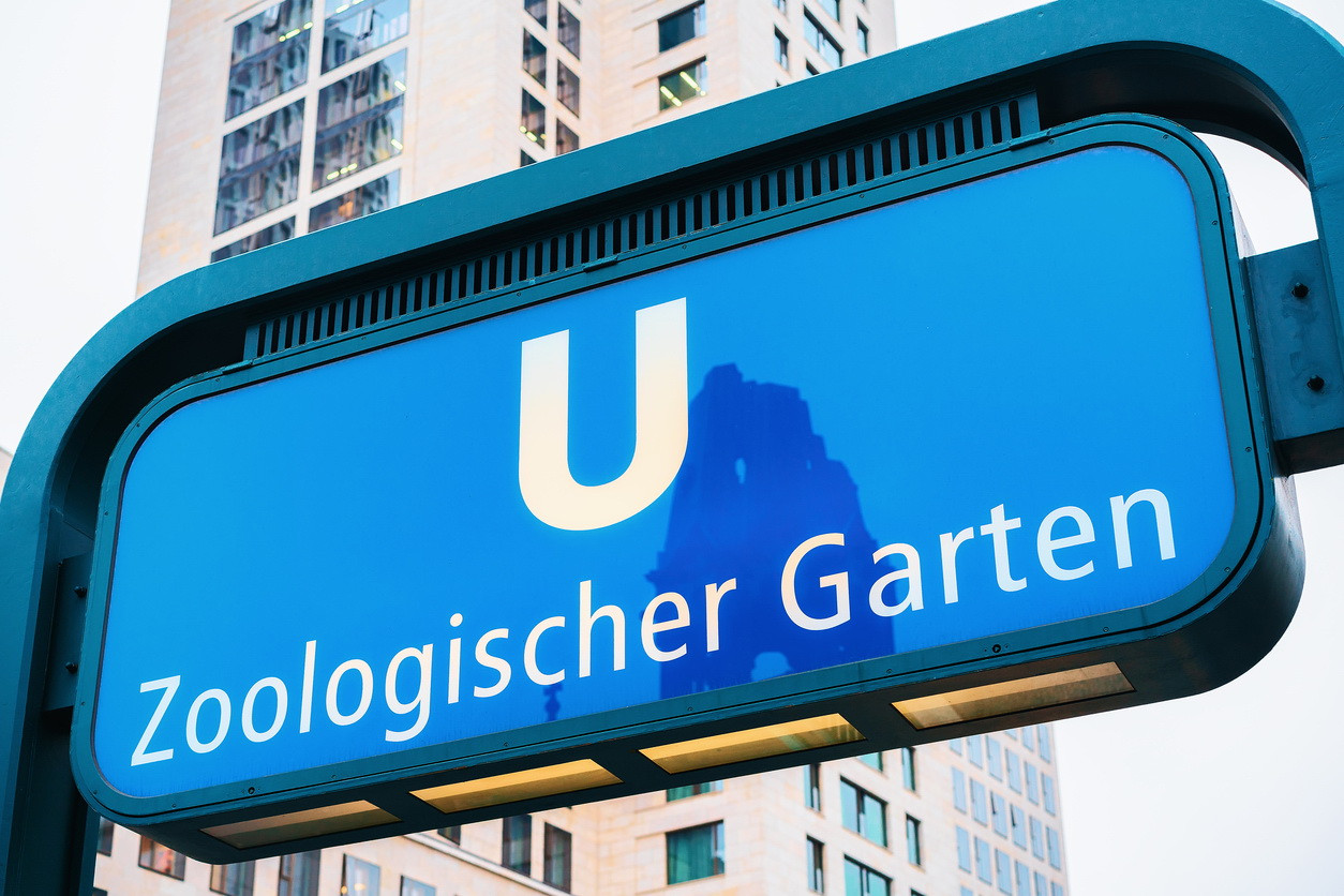 Români arestați după ce au tranșat o capră la Zoo Berlin și i-au luat picioarele. Descoperirea autorităților