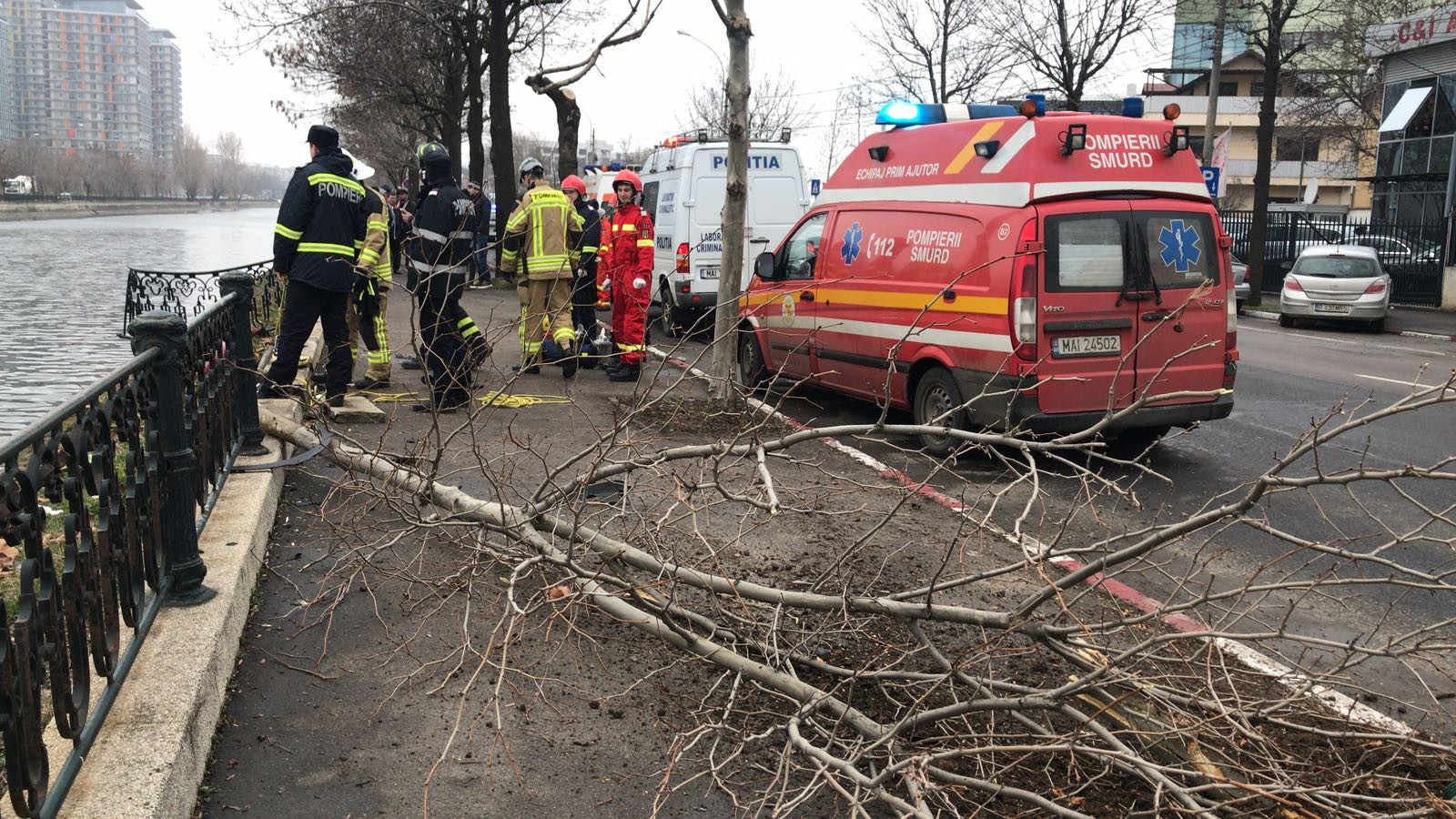 Operațiune de salvare contracronometru în Capitală. O mașină a plonjat cu tot cu șofer în Dâmbovița