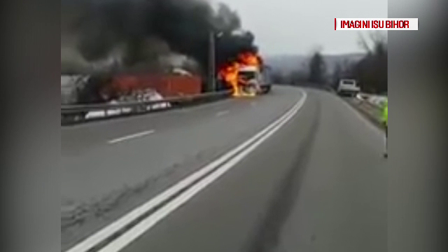 Un camion încărcat cu baloţi de hârtie a ars ca o torţă, în Piatra Craiului