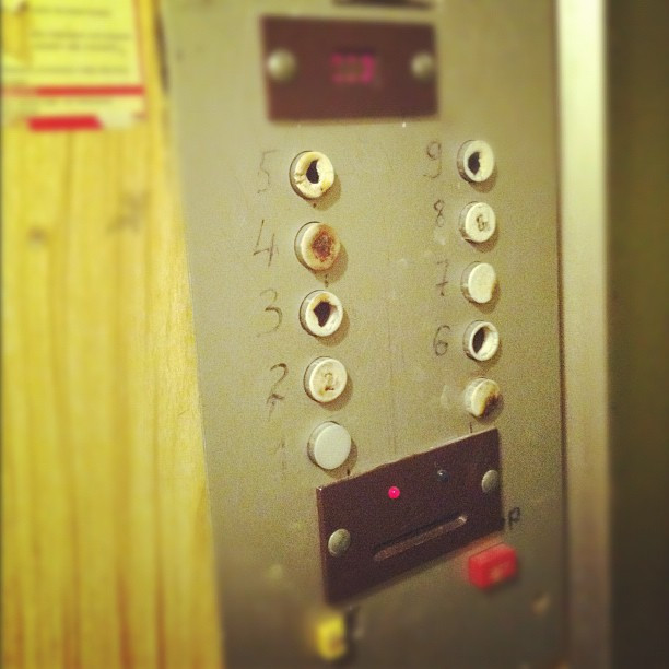 Oraşul unde lifturile nu pornesc decât dacă bagi fise. Cât costă o cursă