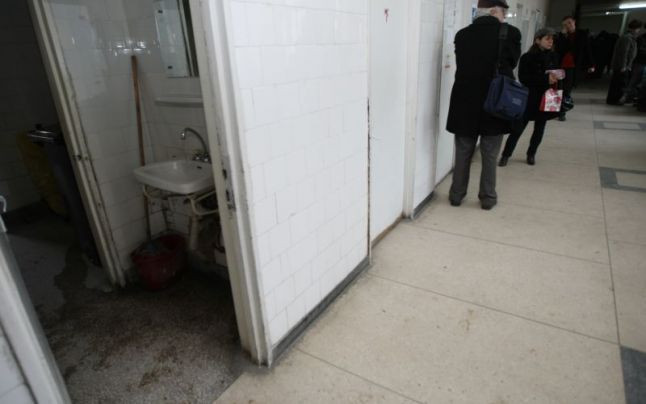 Mamă a doi copii, care nu știa că e însărcinată, a născut în toaleta unui spital din Argeș