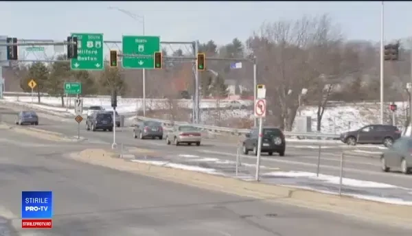 Scenă violentă pe autostradă. O femeie împinsă cu brutalitate de un șofer nervos