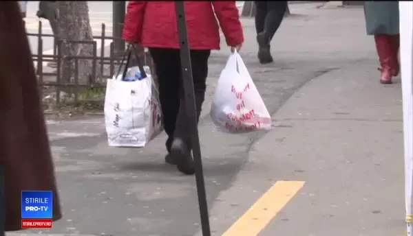 Pungile de plastic subțiri, cu mâner, interzise și în România. Cât de dăunătoare sunt