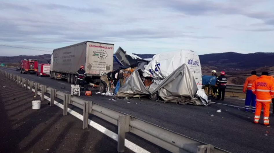 Două accidente pe A1, între Sibiu și Sebeș. Un șofer a izbit din spate un TIR