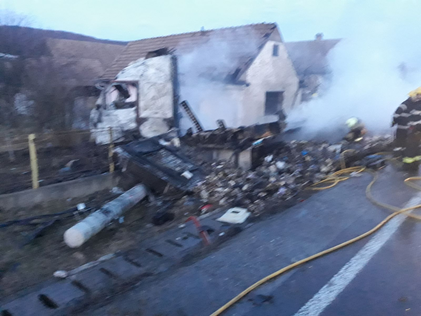 Un TIR încărcat cu ciocolată a ars în totalitate, pe o șosea din Mureș