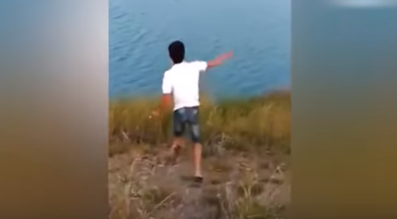 Momentul șocant în care un individ aruncă un cățeluș într-un lac populat de crocodili