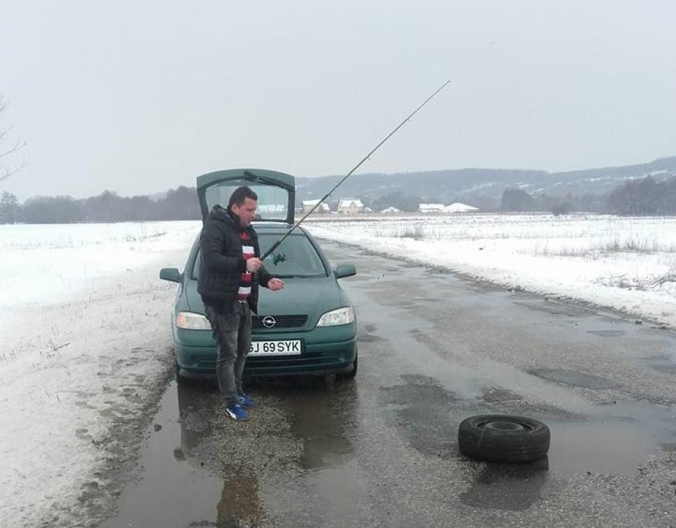 Pescuit în bălţile formate pe mijlocul drumului. Protestul unui tânăr din Gorj