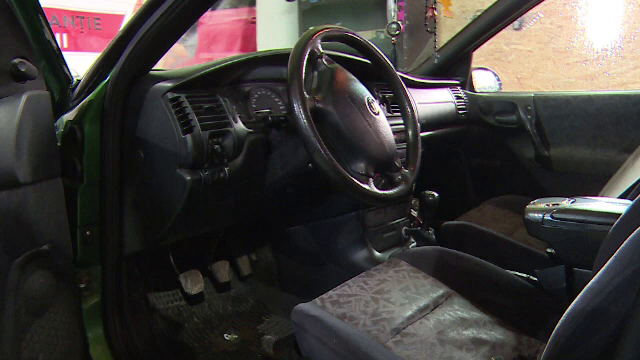 Românii cumpără mașini cu volanul pe dreapta, apoi le modifică: „E mai ieftin”