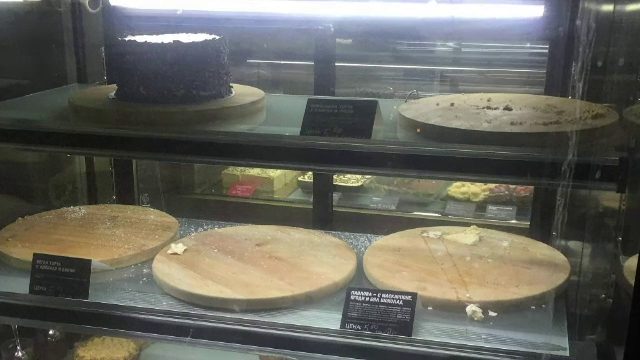 Trei tineri, cuprinși de remușcări după ce au furat dintr-o cofetărie