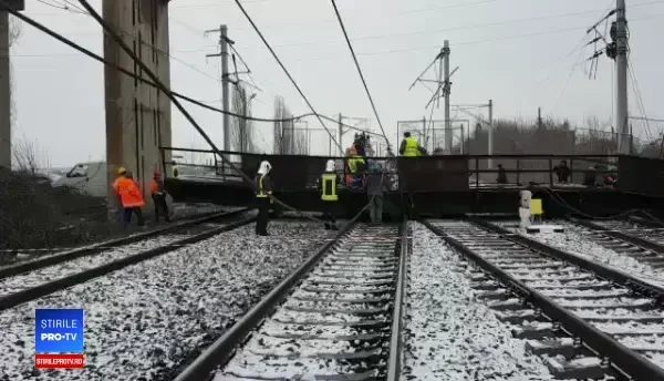 Trafic feroviar blocat, după ce o pasarelă de la Gara de Vest Ploiești s-a prăbuşit pe calea ferată