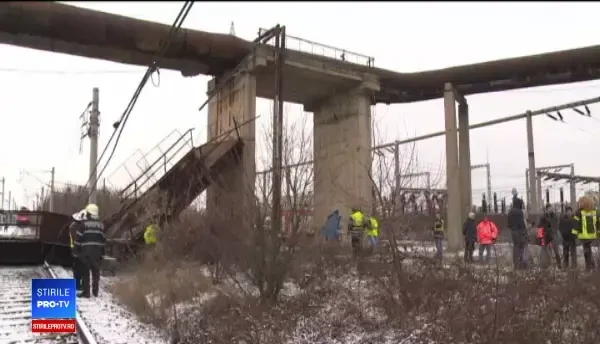 O pasarelă de 10 tone din Gara de Vest Ploiești s-a prăbuşit pe calea ferată