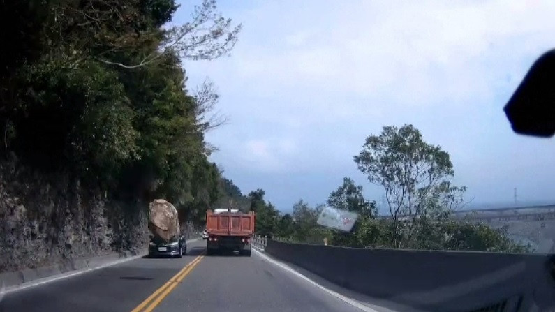 Incident terifiant în trafic. Un bolovan uriaș s-a desprins de pe un versant