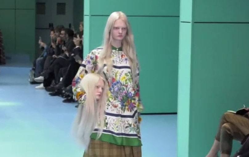 Defilare Gucci, demnă de filmele de groază, la Milano. Modelele au avut capete în mâini