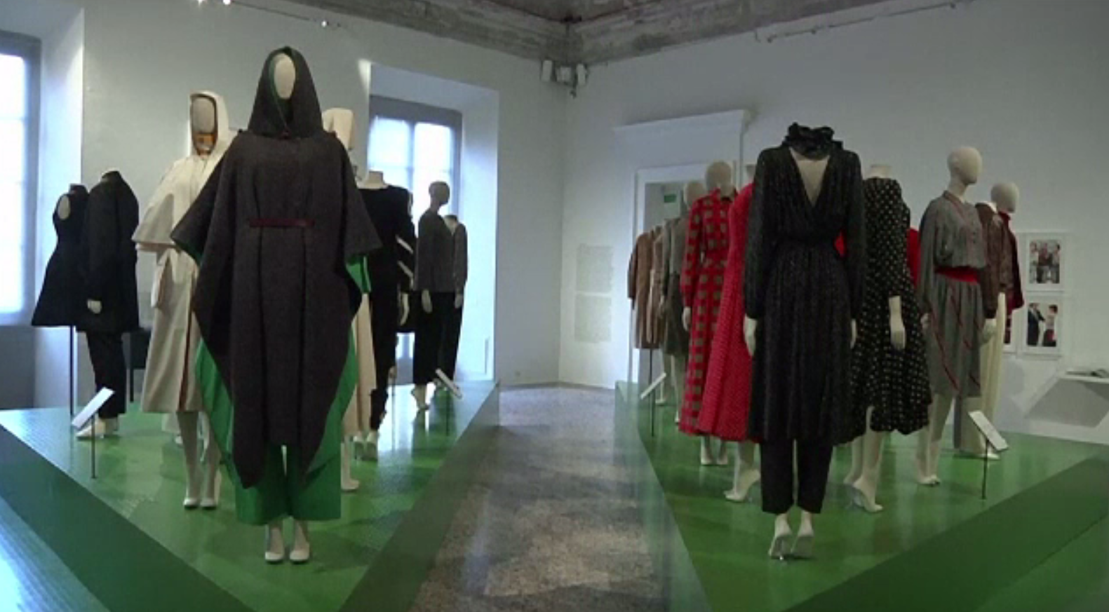 Expoziție de modă spectaculoasă din anii '70, '80 şi '90 la Milano